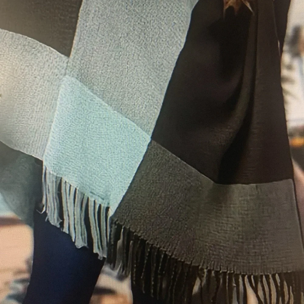 Pretty light weight geometric pattern poncho - Picture 6 of 7